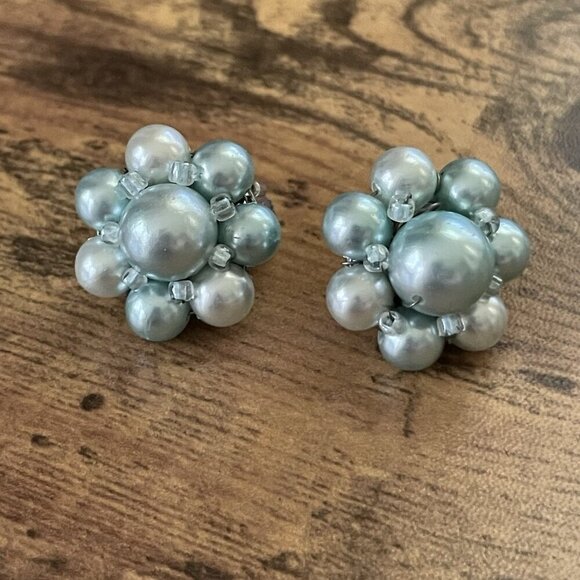 Vintage 1950s Icy Blue Faux Pearl Beaded Cluster Clip Earrings Mid Century Japan - Picture 4 of 12